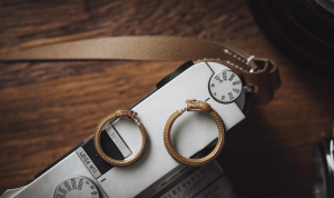 How does the value of antique jewellery get determined?