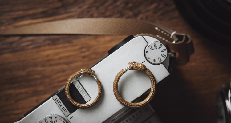 How does the value of antique jewellery get determined?