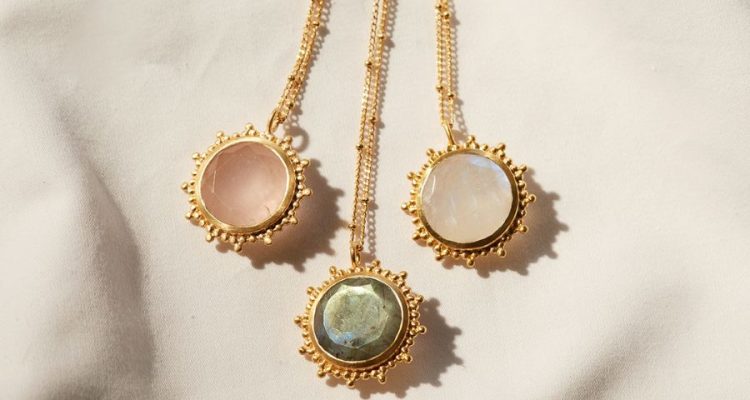 What are the benefits of wearing gemstone jewellery daily?