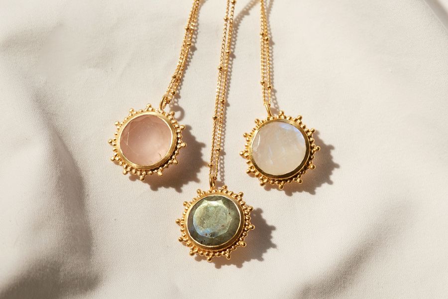 What are the benefits of wearing gemstone jewellery daily?